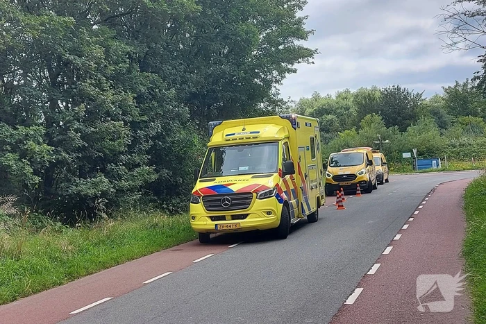 Motorrijder gaat in bocht onderuit en raakt gewond