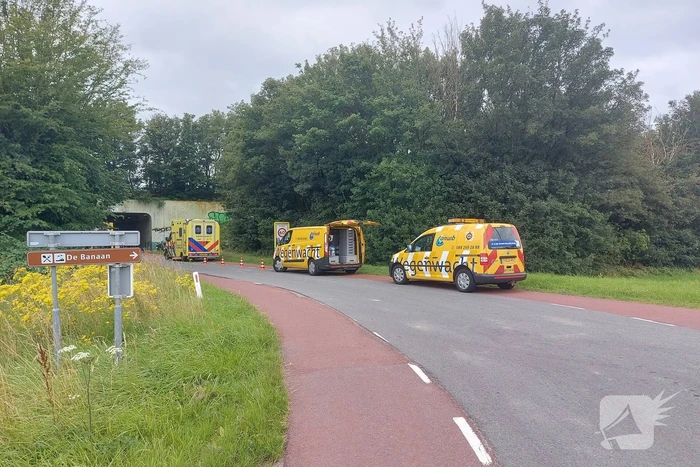 Motorrijder gaat in bocht onderuit en raakt gewond
