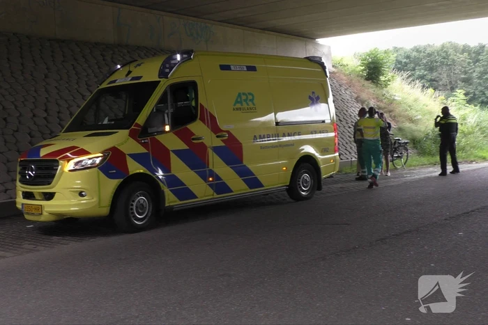 Fietser loopt flinke hoofdwond op bij val