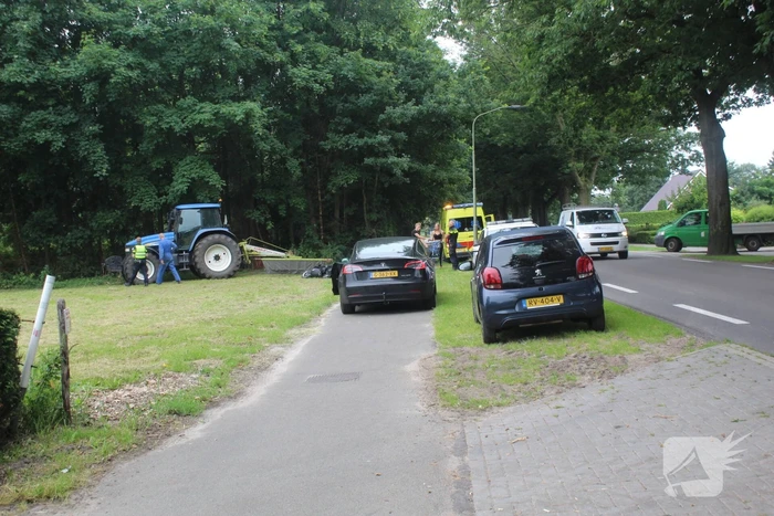 Scooterrijder gewond bij botsing met tractor