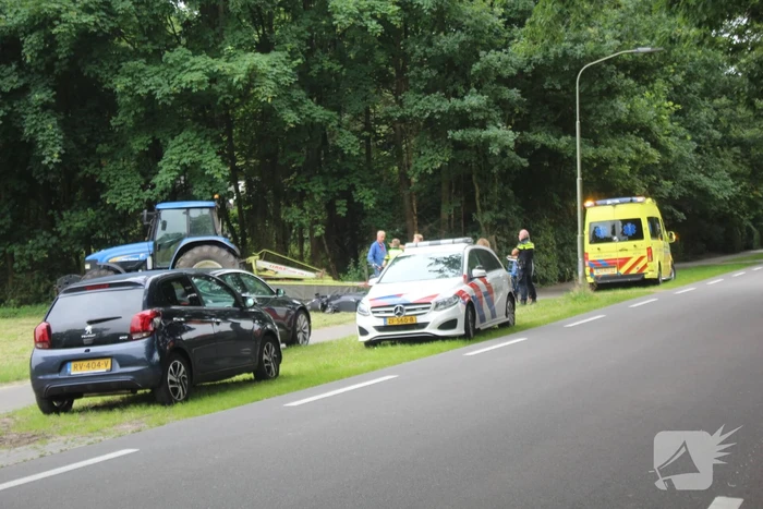 Scooterrijder gewond bij botsing met tractor