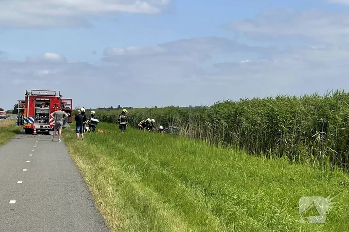 Auto's belanden in sloot