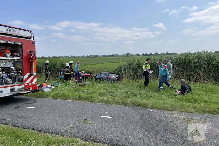 Auto's belanden in sloot