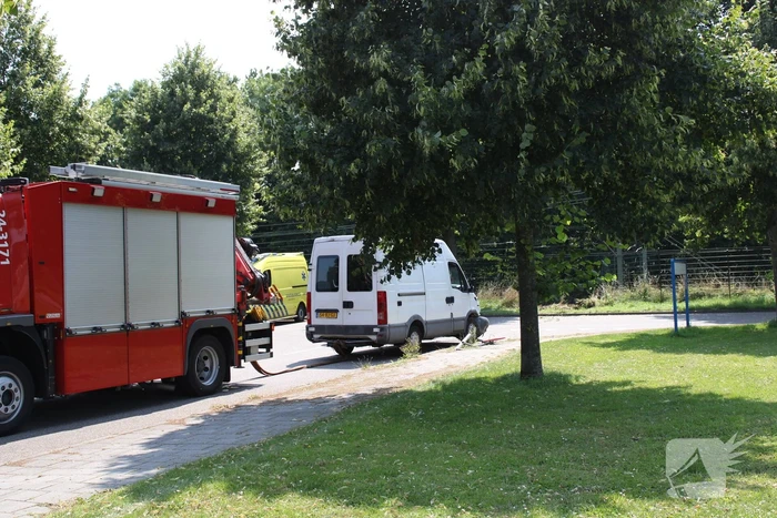Bestelbus komt tot stilstand gekomen op het spoor