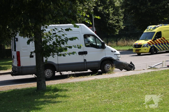 Bestelbus komt tot stilstand gekomen op het spoor