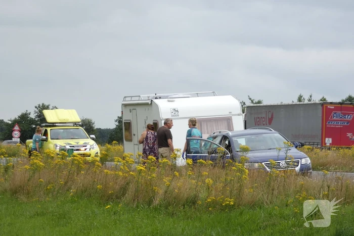 Man en vrouw gestrand na ongeval met caravan