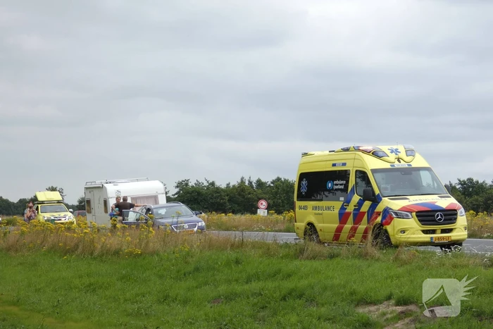 Man en vrouw gestrand na ongeval met caravan