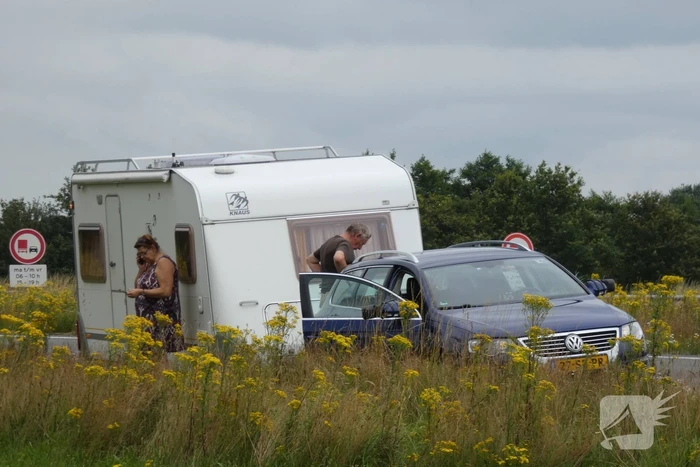 Man en vrouw gestrand na ongeval met caravan