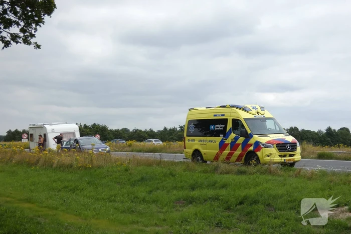 Man en vrouw gestrand na ongeval met caravan
