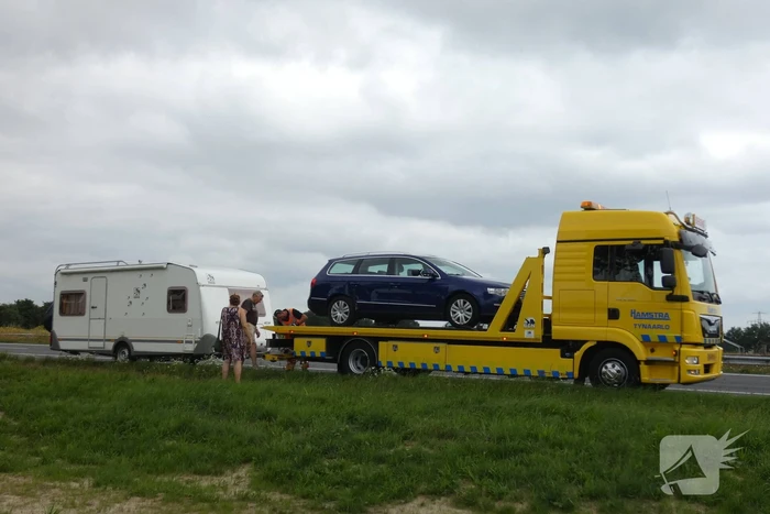 Man en vrouw gestrand na ongeval met caravan