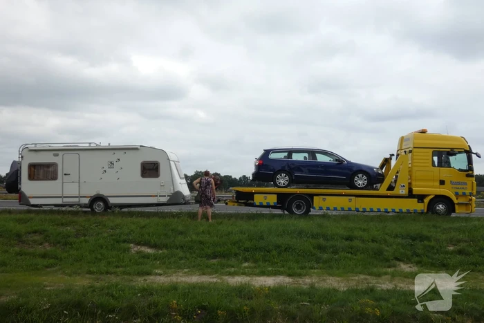 Man en vrouw gestrand na ongeval met caravan