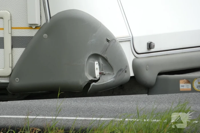 Man en vrouw gestrand na ongeval met caravan
