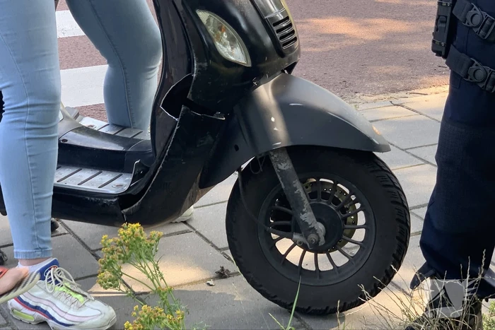 Automobilist rijdt door na ongeval met scooter
