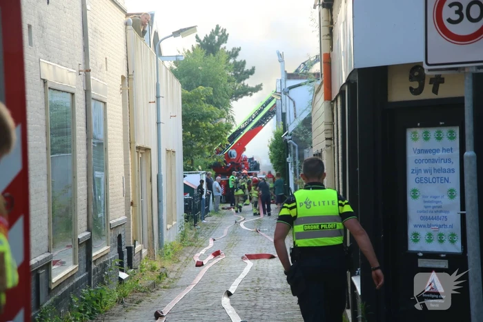 Enorme rookwolken bij brand in woning