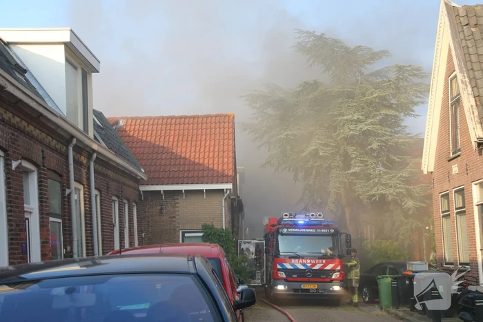 Enorme rookwolken bij brand in woning