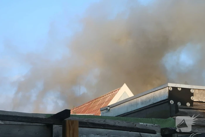 Enorme rookwolken bij brand in woning