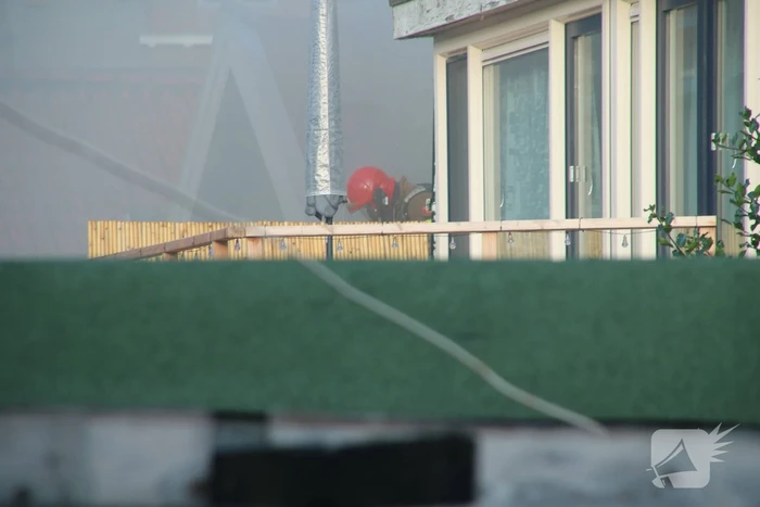 Enorme rookwolken bij brand in woning