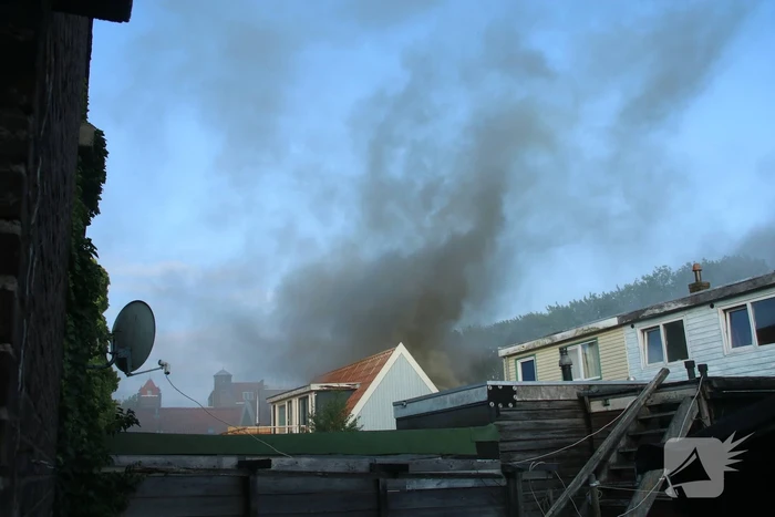 Enorme rookwolken bij brand in woning
