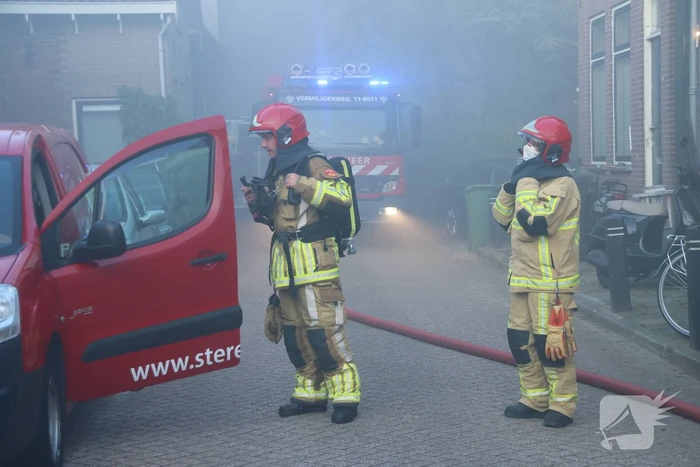 Enorme rookwolken bij brand in woning