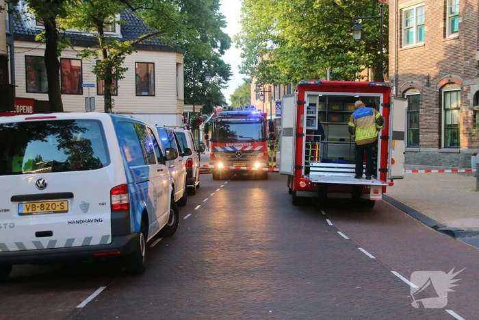 Enorme rookwolken bij brand in woning