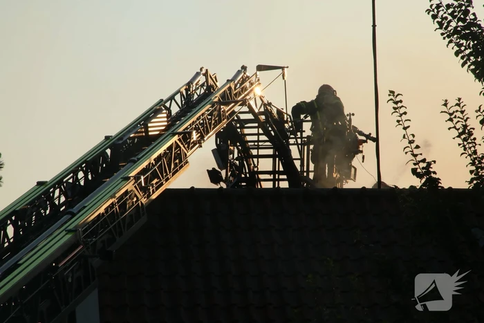 Enorme rookwolken bij brand in woning