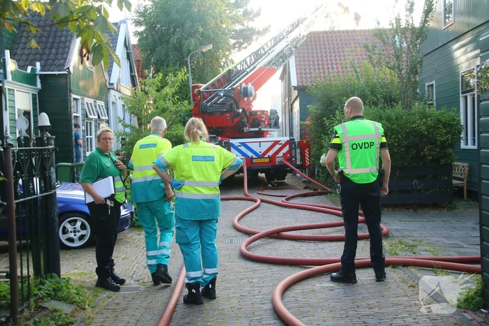 Enorme rookwolken bij brand in woning
