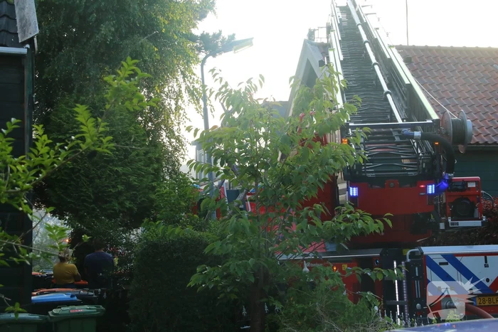 Enorme rookwolken bij brand in woning
