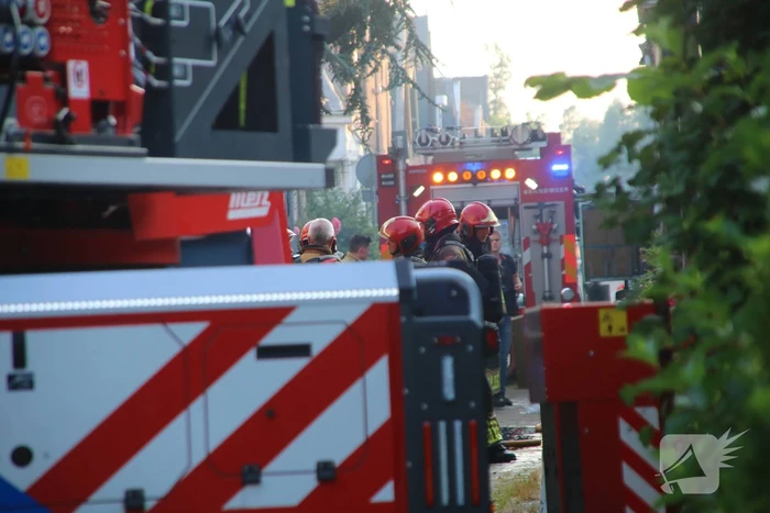 Enorme rookwolken bij brand in woning