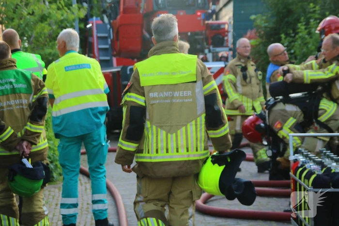 Enorme rookwolken bij brand in woning