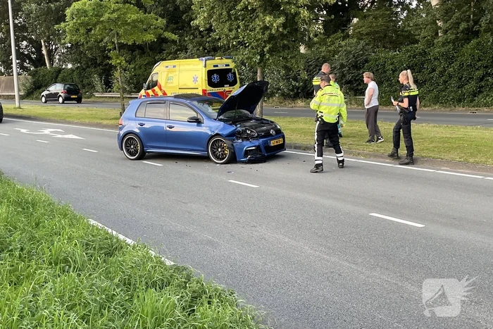 Auto botst achterop bestelwagen