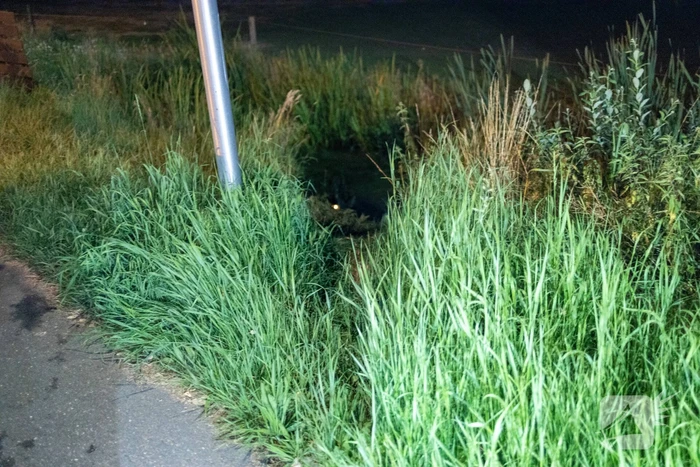 Brommerrijder belandt in sloot