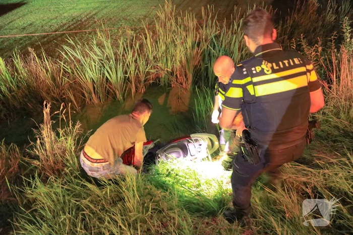 Brommerrijder belandt in sloot