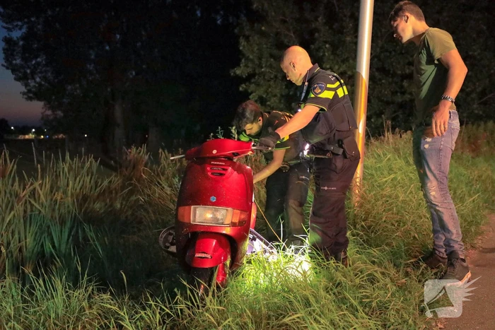 Brommerrijder belandt in sloot