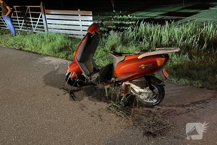 Brommerrijder belandt in sloot