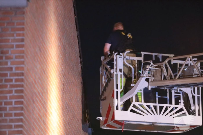 Brandweer bevrijdt bekneld zittende vogel