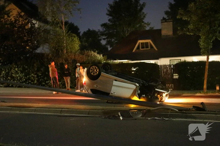 Automobilist botst tegen lantaarnpaal en belandt op de kop