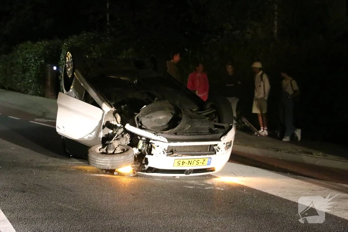 Automobilist botst tegen lantaarnpaal en belandt op de kop