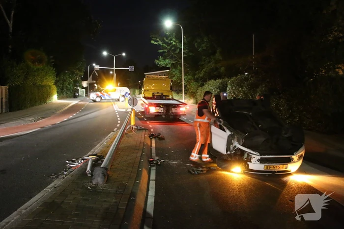 Automobilist botst tegen lantaarnpaal en belandt op de kop