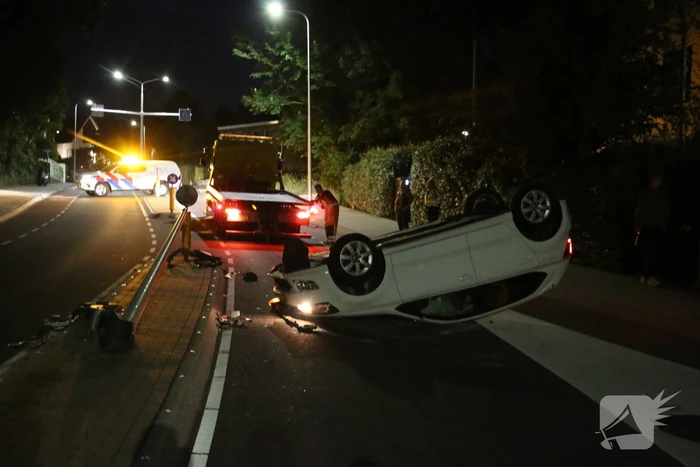 Automobilist botst tegen lantaarnpaal en belandt op de kop