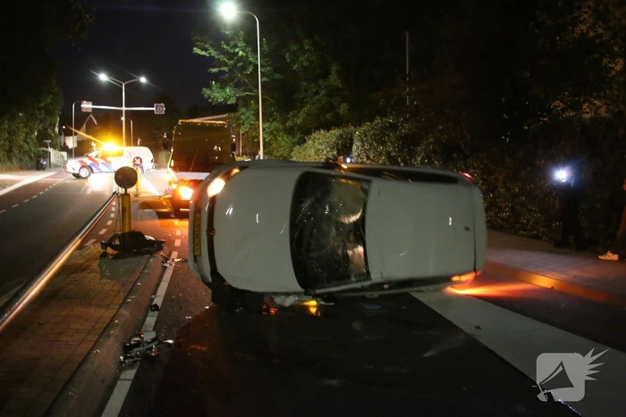 Automobilist botst tegen lantaarnpaal en belandt op de kop