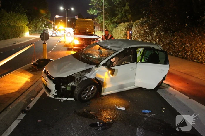 Automobilist botst tegen lantaarnpaal en belandt op de kop