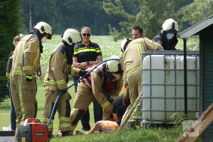 Man bekneld onder IBC-container op zorgboerderij