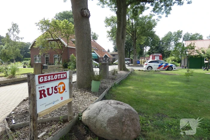 Man bekneld onder IBC-container op zorgboerderij