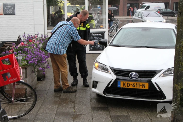 Fietser onderuit na botsing met auto
