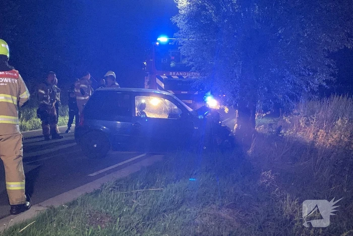 Persoon gewond bij botsing met boom