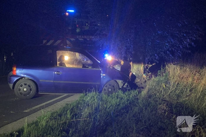 Persoon gewond bij botsing met boom