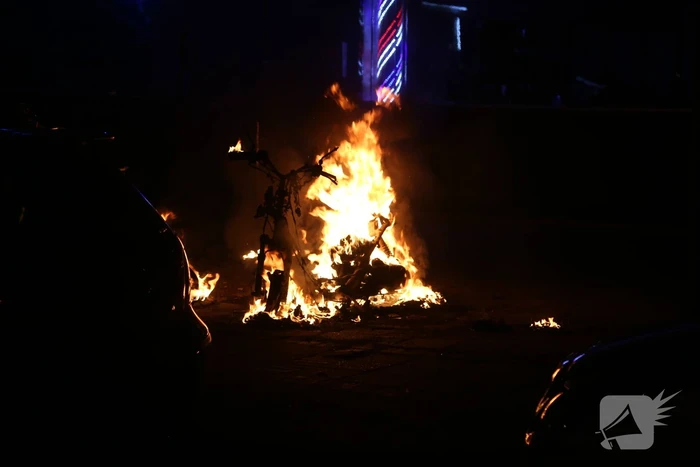 Brandweer blust in brand gevlogen scooter