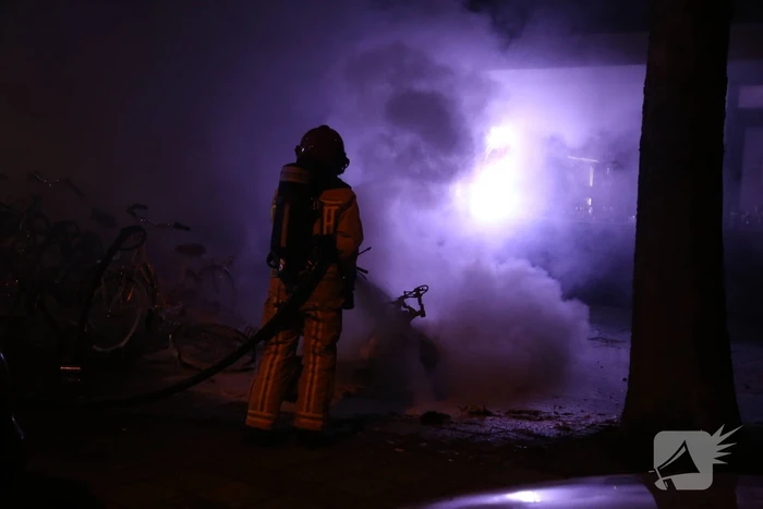 Brandweer blust in brand gevlogen scooter