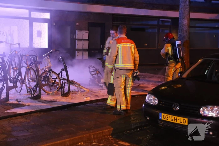 Brandweer blust in brand gevlogen scooter