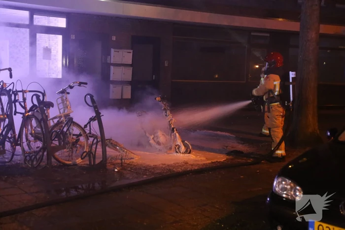 Brandweer blust in brand gevlogen scooter